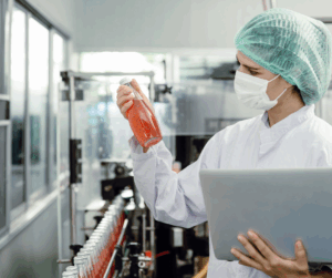 Una responsable de seguretat alimentaria controla el procés